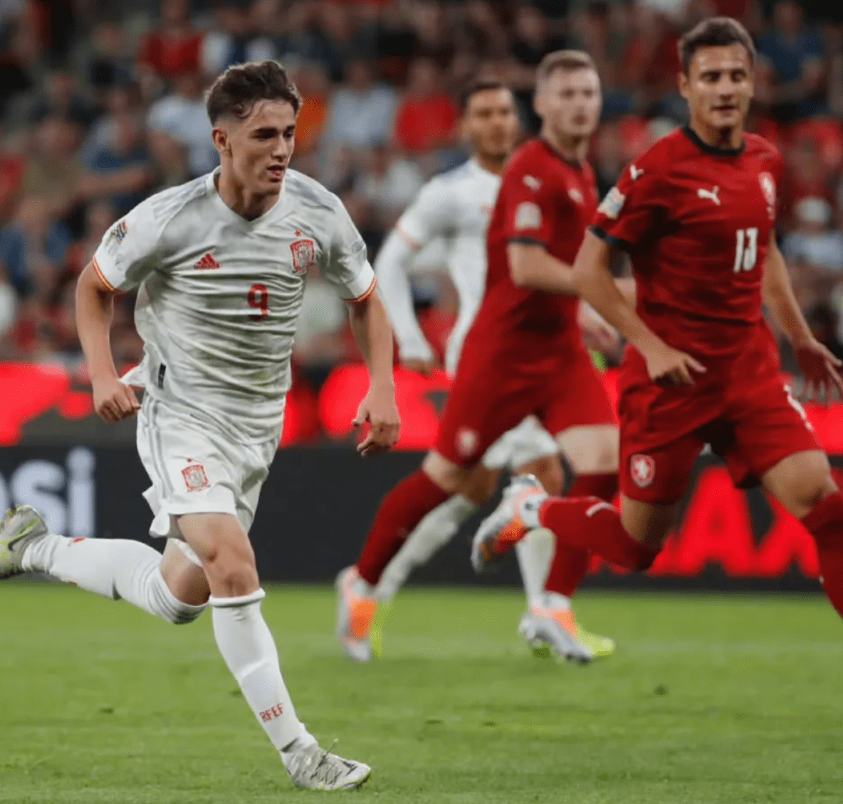 乌克兰鏖战德国,加维扛起全队 乌克兰鏖战德国,加维扛起全队