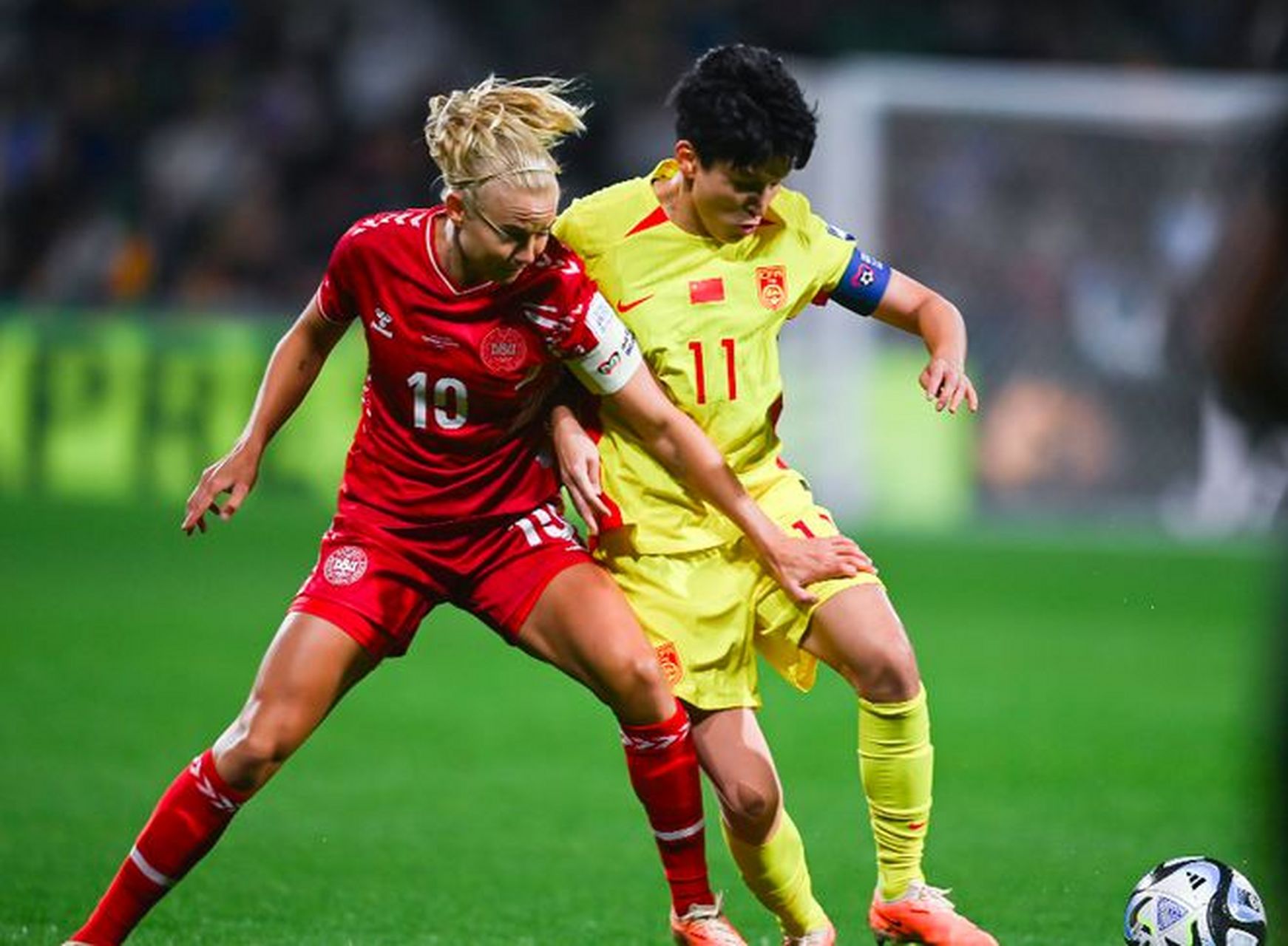 俄罗斯女足队在比赛中勇猛抗争