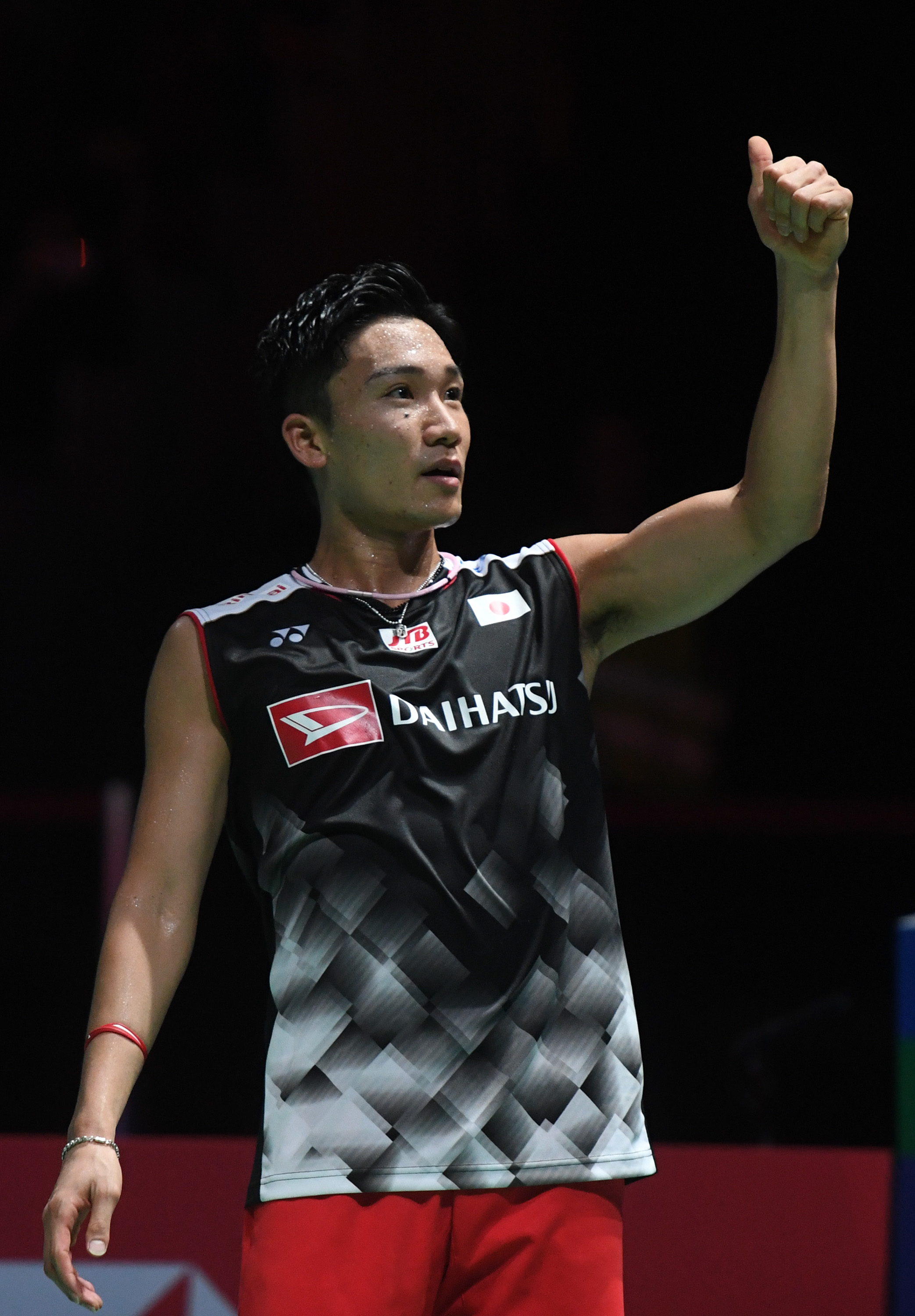 中国羽毛球队逆转日本羽毛球队，桃田贤斗惊艳世界