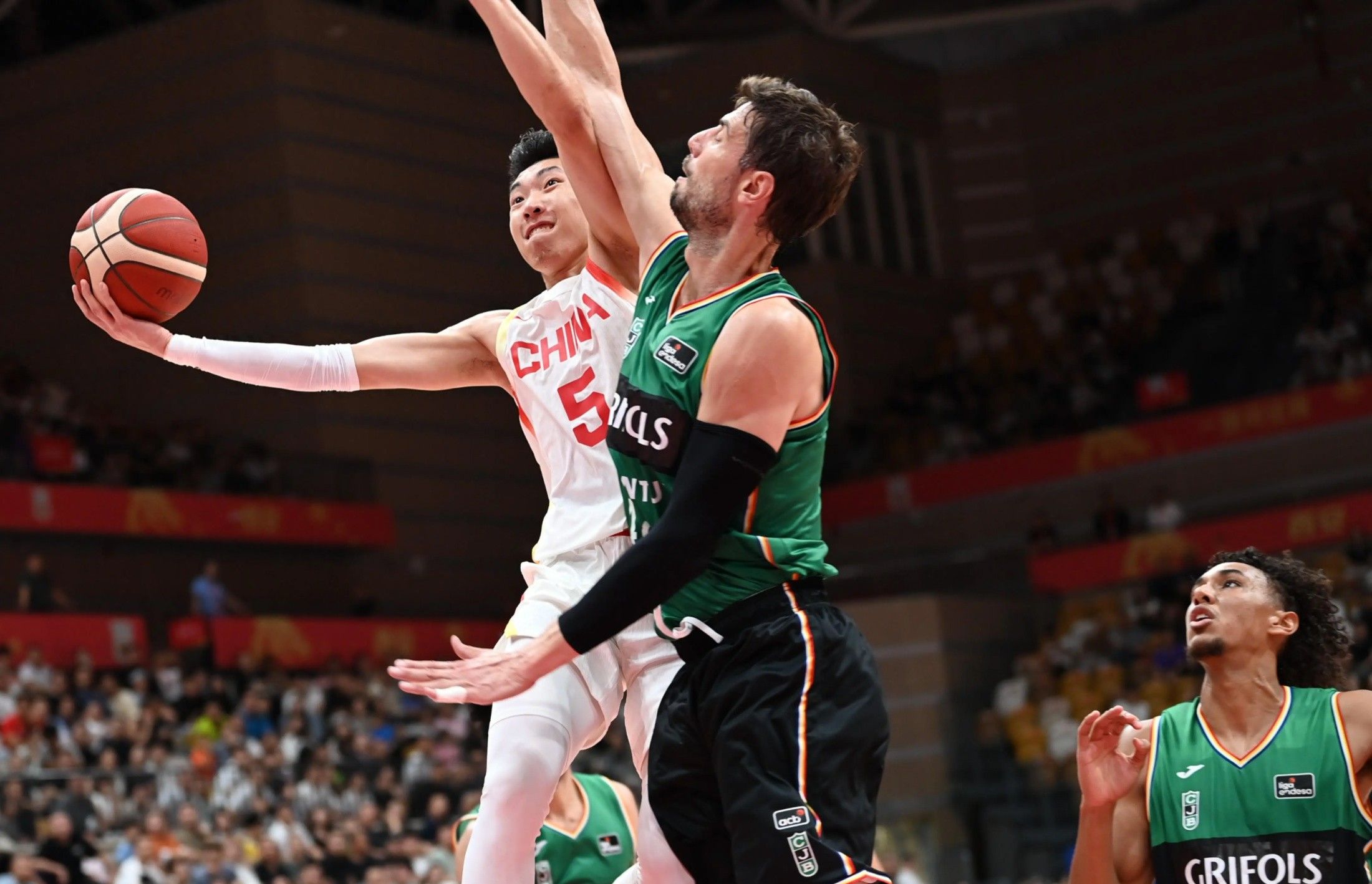 掘金险胜中国男篮,卡鲁索爆发神勇 掘金险胜中国男篮,卡鲁索爆发神勇