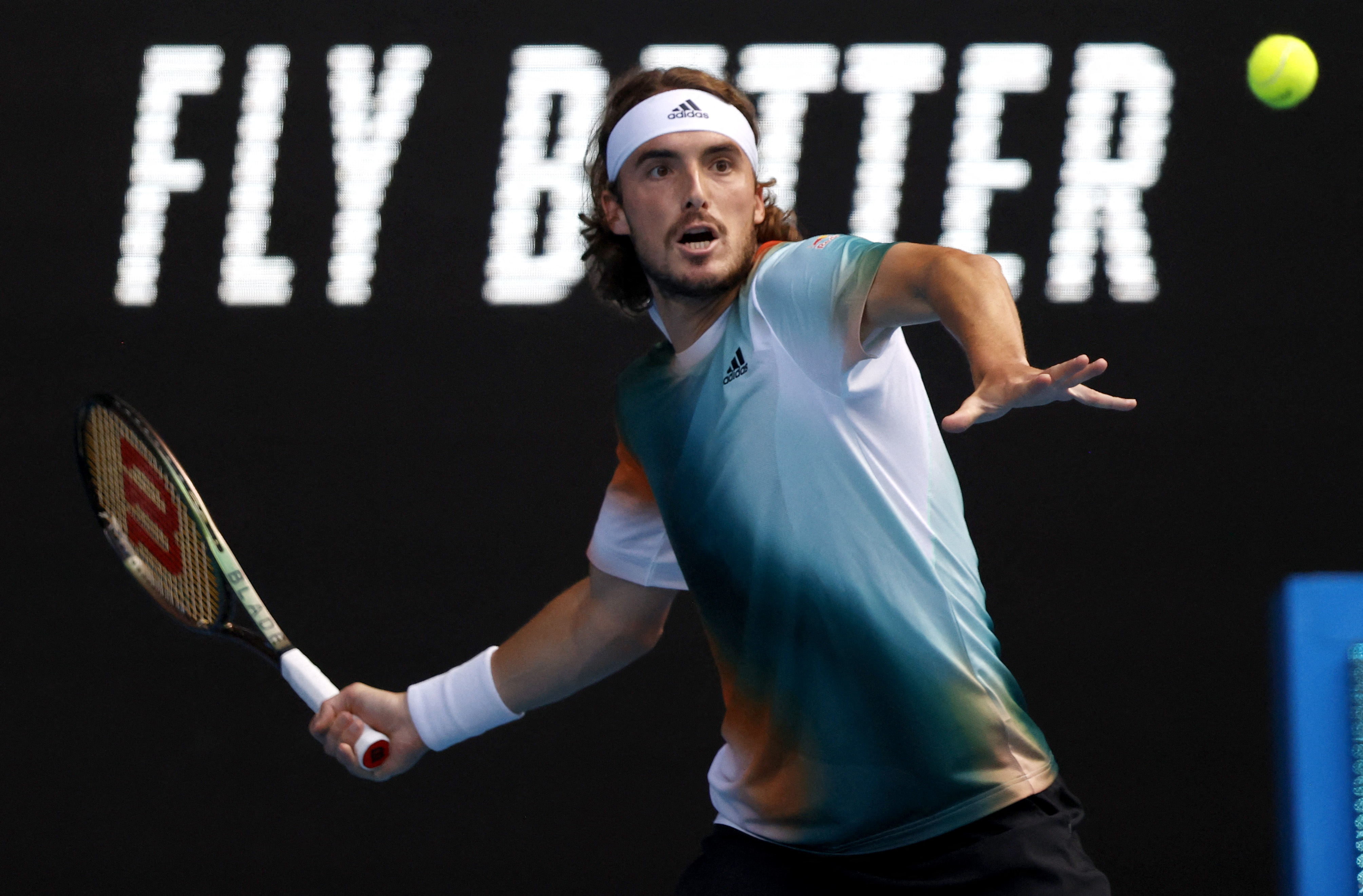 德国网球队险胜意大利网球队,西西帕斯统治全场 德国网球队险胜意大利网球队,西西帕斯统治全场